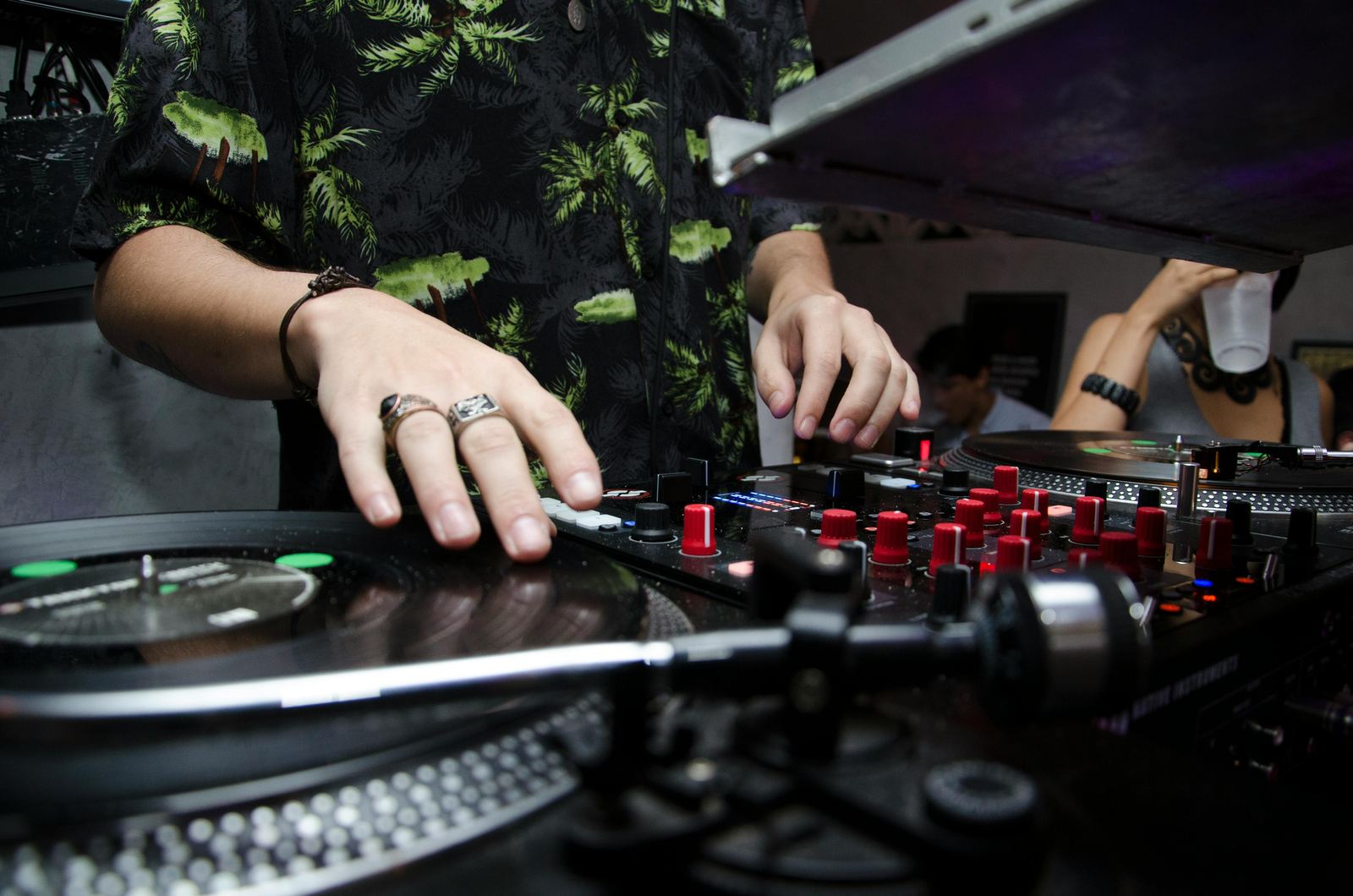 Música y transmisión digital en Mora Radio Online